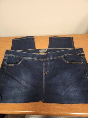 Torrid Crop Jeans Women's Size 4 Jean Crop Denim Pull On Jeans measures approx 4